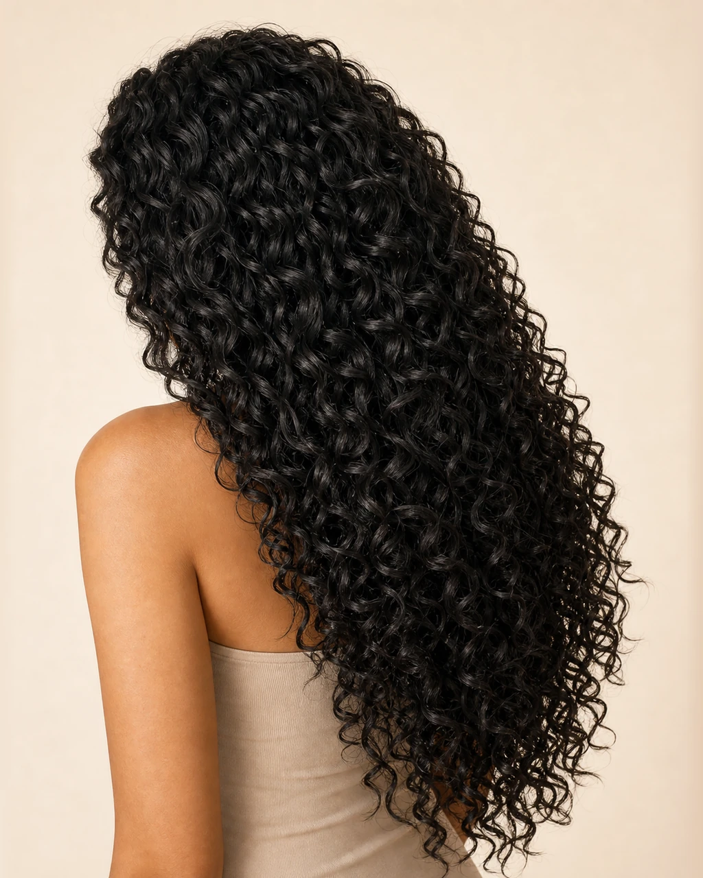 Cabelo longo, preto e cacheado visto de perfil